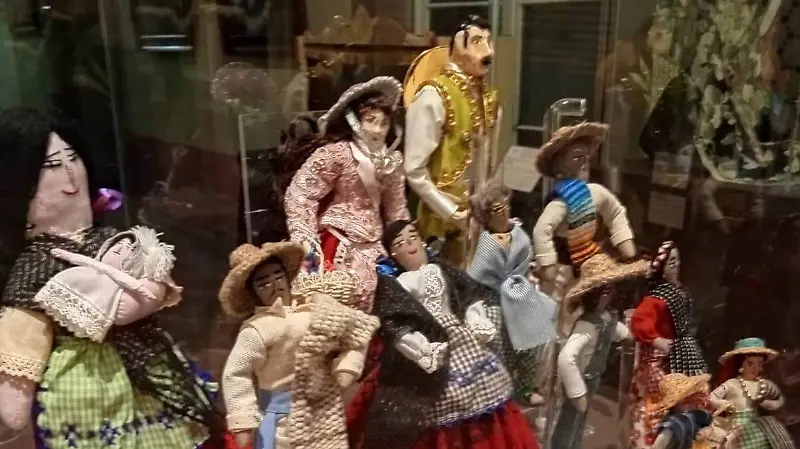 Los muñecos de rollito, hechos de tela, integran la exposición.